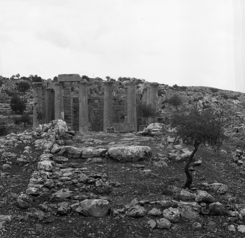 Τα θεμέλια του αρχαϊκού κτηρίου στα νότια του ικτίνειου ναού που διακρίνεται στο φόντο